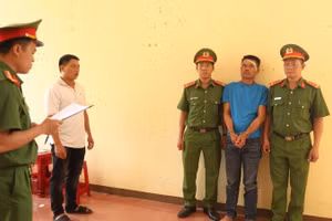 Cơ quan chức năng tống đạt quyết định giữ người trong trường hợp khẩn cấp đối với Trần Hoàng Diệu. (Ảnh: Công an tỉnh Quảng Trị)