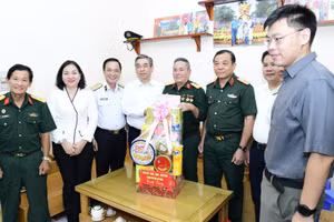 Đoàn lãnh đạo Thành phố Hồ Chí Minh thăm gia đình chính sách tại đặc khu Côn Đảo nhân dịp kỷ niệm 79 năm Ngày Thương binh-Liệt sĩ.