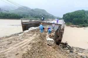 Lực lượng khắc phục thiệt hại do mưa lũ.