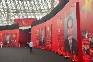 Quang cảnh phân khu “Chủ tịch Hồ Chí Minh và các Tổng Bí thư của Đảng” tại triển lãm “95 năm Cờ Đảng soi đường”. 