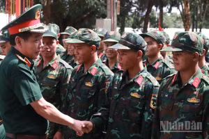Thượng tướng Nguyễn Văn Gấu, Ủy viên Trung ương Đảng, Thứ trưởng Quốc phòng, Phó Trưởng Ban Chỉ đạo quốc gia thăm hỏi, động viên các lực lượng tham gia Chiến dịch.