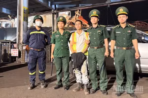 Cơ quan chức năng tạm giữ Toàn (áo trắng) sau khi phát hiện ma túy.
