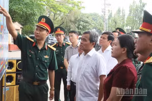 Bí thư Tỉnh ủy Quảng Ngãi Hồ Văn Niên kiểm tra công tác tìm kiếm, quy tập và xác định danh tính hài cốt liệt sĩ tại phường Kon Tum.