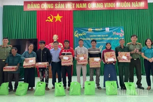 Lãnh đạo Phòng An ninh chính trị nội bộ, Công an tỉnh Quảng Ngãi và các đơn vị tặng quà hộ nghèo.