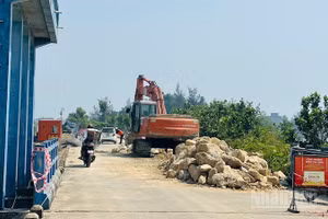 Doanh nghiệp phong tỏa đê kè Hòa Hà và tập kết đá, thiết bị nặng trên tuyến đê để thi công dự án.