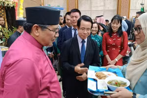 Giới thiệu về món phở và nem Việt Nam tại một sự kiện văn hóa ở Brunei. (Ảnh ĐẠI SỨ QUÁN VIỆT NAM TẠI BRUNEI)