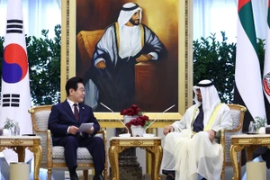 Tổng thống Hàn Quốc Lee Jae Myung (giữa, trái) và Tổng thống UAE Sheikh Mohamed bin Zayed Al Nahyan (giữa, phải) tại cuộc gặp ở Abu Dhabi ngày 18/11/2025. (Ảnh: Yonhap/TTXVN)