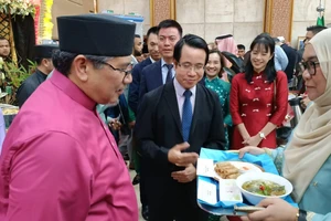 Giới thiệu về món phở và nem Việt Nam tại một sự kiện văn hóa ở Brunei. (Ảnh ĐẠI SỨ QUÁN VIỆT NAM TẠI BRUNEI)
