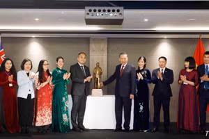 Tổng Bí thư, Chủ tịch nước Tô Lâm tặng bức tượng Chủ tịch Hồ Chí Minh cho Đại sứ quán Việt Nam tại New Zealand. (Ảnh: Thống Nhất/TTXVN)