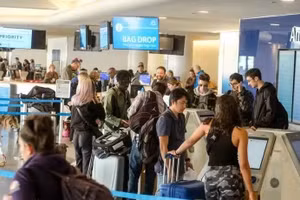 Hành khách tại sân bay quốc tế Los Angeles, Mỹ. (Ảnh: THX/TTXVN)