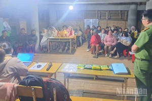 Lực lượng Công an xã Đăk Ui tuyên truyền, vận động người dân giao nộp vũ khí, vật liệu nổ, công cụ hỗ trợ.