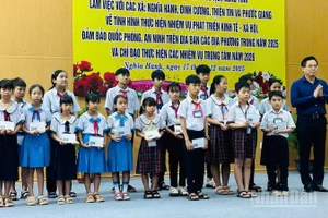 Chủ tịch Ủy ban nhân dân tỉnh Quảng Ngãi Nguyễn Hoàng Giang tặng quà học sinh có hoàn cảnh khó khăn.