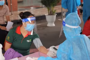 Tiêm vaccine phòng ngừa Covid-19. (Ảnh: Báo Nhân Dân)