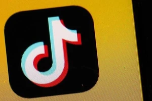 Biểu tượng ứng dụng TikTok trên màn hình điện thoại di động. (Ảnh: Kyodo/TTXVN)