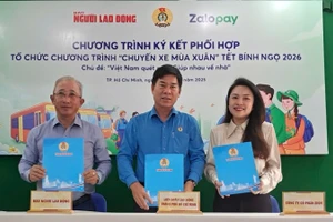 Đại diện 3 đơn vị chính thức ký kết khởi động Chuyến xe mùa Xuân 2026 (Ảnh: THÙY DƯƠNG)