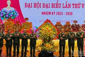 Thượng tướng Phạm Hồng Hương, Phó Chủ tịch Hội Cựu chiến binh Việt Nam tặng hoa chúc mừng Đại hội. (Ảnh: THANH SƠN)