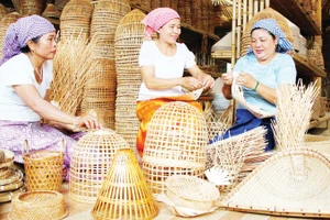 Nhiều gia đình Khmer có thêm nguồn thu nhập đáng kể từ nghề đan tre, góp phần giảm nghèo bền vững.