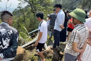 Lực lượng chức năng và người dân tìm cách đưa các nạn nhân lên khỏi vực. (Ảnh: Người dân cung cấp)