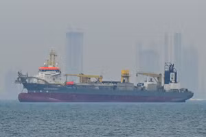 Tàu thương mại neo đậu ngoài khơi bờ biển thành phố Dubai, Các tiểu vương quốc Arab thống nhất khi hệ thống hàng hải bị gián đoạn tại eo biển Hormuz, ngày 2/3/2026. (Ảnh: Anadolu Agency/TTXVN)