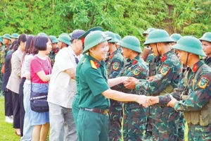 Các tác giả trong chuyến thực tế thuộc khuôn khổ Trại sáng tác kịch bản của Điện ảnh Quân đội tổ chức.