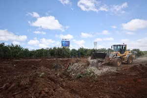 Hiện trường một vụ tấn công bằng tên lửa tại Tel Aviv, Israel. (Ảnh: THX/TTXVN)