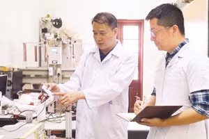 Thực nghiệm vận hành máy phát điện nano ma sát.