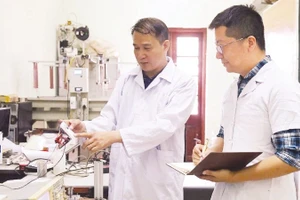 Thực nghiệm vận hành máy phát điện nano ma sát.