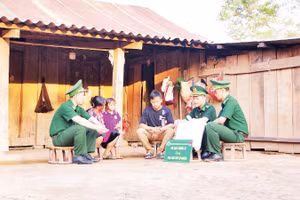 Cán bộ, chiến sĩ Đồn Biên phòng Nậm Nhừ, tỉnh Điện Biên trao gạo hỗ trợ hộ nghèo.