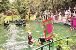 Các tích trò thường xoay quanh cuộc sống lao động sản xuất của người dân. (Ảnh: BÍCH THU)