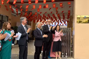 [Video] Gắn biển trường dạy tiếng Pháp đạt tiêu chuẩn quốc tế