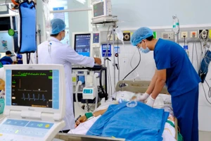 Ê-kíp can thiệp tại Bệnh viện đa khoa Thủ Đức cấp cứu ca nhồi máu cơ tim. (Ảnh: Bệnh viện cung cấp)