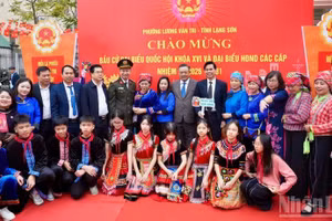 Đồng chí Chủ nhiệm Ủy ban Kiểm tra Trung ương chụp ảnh lưu niệm cùng cán bộ, đảng viên và nhân dân tại tỉnh Lạng Sơn trong ngày bầu cử.