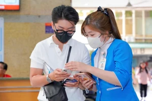 Hướng dẫn người dân thực hiện thao tác trên ứng dụng UMC Care. (Ảnh: Bệnh viện cung cấp)