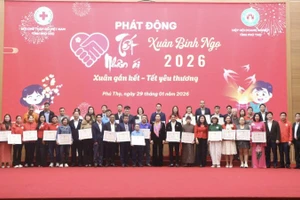 Lãnh đạo tỉnh trao bản ghi nhận “Tấm lòng nhân đạo” cho các cơ quan, đơn vị, doanh nghiệp và các nhà hảo tâm.