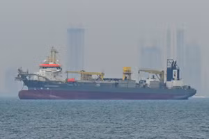 Tàu thương mại thả neo ngoài khơi Dubai, Các tiểu vương quốc Arab thống nhất, do gián đoạn hoạt động vận tải ở eo biển Hormuz, ngày 2/3/2026. (Ảnh: Anadolu Agency /TTXVN)