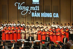 Đêm nghệ thuật "Vang mãi bản hùng ca". (Ảnh: NHÀ HÁT HỒ GƯƠM)