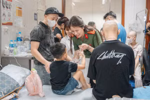 Những món quà tuy không lớn về vật chất nhưng thể hiện tình cảm, sự sẻ chia của cán bộ, chiến sĩ dành cho các em.