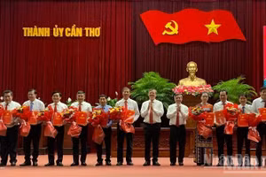 Lãnh đạo Thành ủy Cần Thơ trao quyết định bổ nhiệm cán bộ.