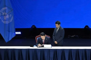 Bộ trưởng Công an Việt Nam Lương Tam Quang ký Công ước Liên hợp quốc về chống tội phạm mạng. (Ảnh: THỦY NGUYÊN)