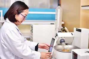 Kiểm tra dư lượng kháng sinh trong môi trường nước. (Ảnh MINH THU)