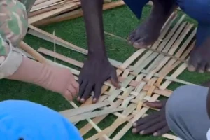 Bộ đội Cụ Hồ tại Nam Sudan hướng dẫn người dân đan giỏ từ lá cây bồn bồn