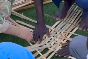 Bộ đội Cụ Hồ tại Nam Sudan hướng dẫn người dân đan giỏ từ lá cây bồn bồn