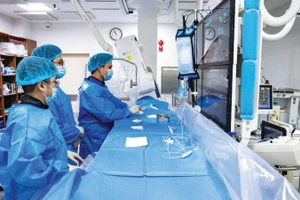 Các bác sĩ Bệnh viện Trung ương Quân đội 108 trong một ca can thiệp mạch cấp cứu.