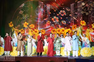 Tiết mục mở đầu Lễ trao giải Mai Vàng lần thứ 31. (Ảnh: LINH BẢO)
