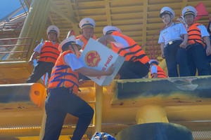 Các thành viên Tổ bầu cử đưa thùng phiếu lên nhà giàn.