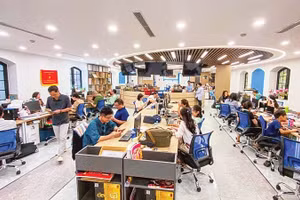 Quang cảnh làm việc tại tòa soạn hội tụ của Nhân Dân điện tử.