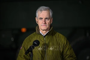 Thủ tướng Na Uy Jonas Gahr Store trong cuộc họp báo tại Lipa, miền Đông Nam Ba Lan ngày 23/2/2026. (Ảnh: PAP/TTXVN)