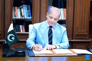 Thủ tướng Pakistan Shehbaz Sharif ký Biên bản ghi nhớ (MoU) với tư cách là người trung gian hòa giải trong thỏa thuận hòa bình giữa Mỹ và Iran, tại Islamabad, Pakistan. (Văn phòng Thủ tướng Pakistan/Ảnh cung cấp qua Tân Hoa Xã)
