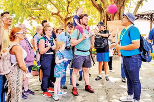 Du khách Nga tham quan tháp Po Nagar, phường Nha Trang, tỉnh Khánh Hòa.