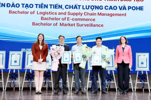 Viện Đào tạo tiên tiến, chất lượng cao và POHE nhận giấy chứng nhận kiểm định chất lượng của FIBAA. (Ảnh: TUẤN ANH) 